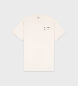 The Faubourg T-Shirt in cream/chocolate features an oversized fit with Le Bristol Paris and Sporty & Rich on the chest. Made in Portugal from 100% cotton, it combines comfort and style.
